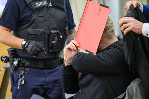 Der Angeklagte soll einen Polizisten getötet haben. Foto: Patrick Pleul/dpa