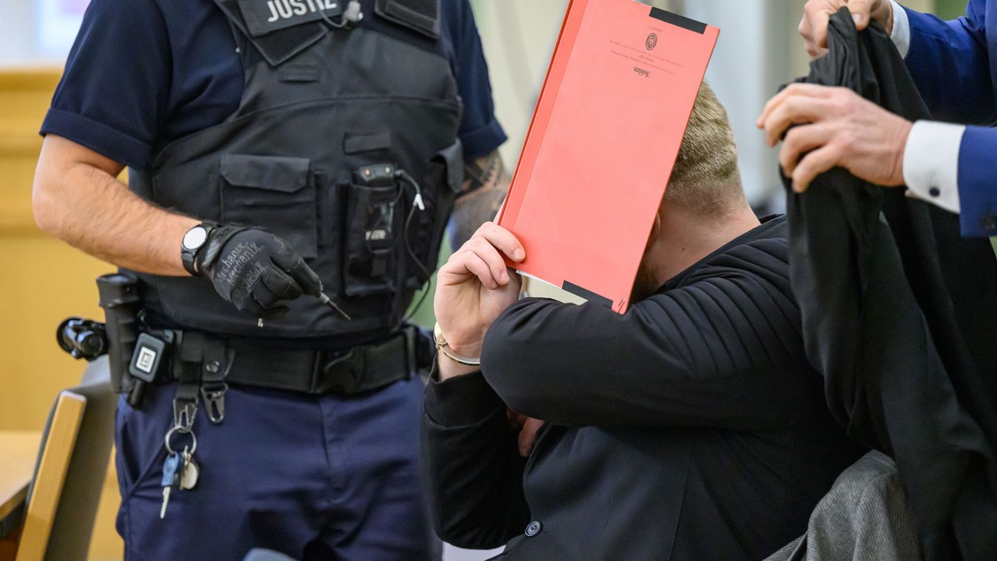 Der Angeklagte soll einen Polizisten getötet haben. Foto: Patrick Pleul/dpa