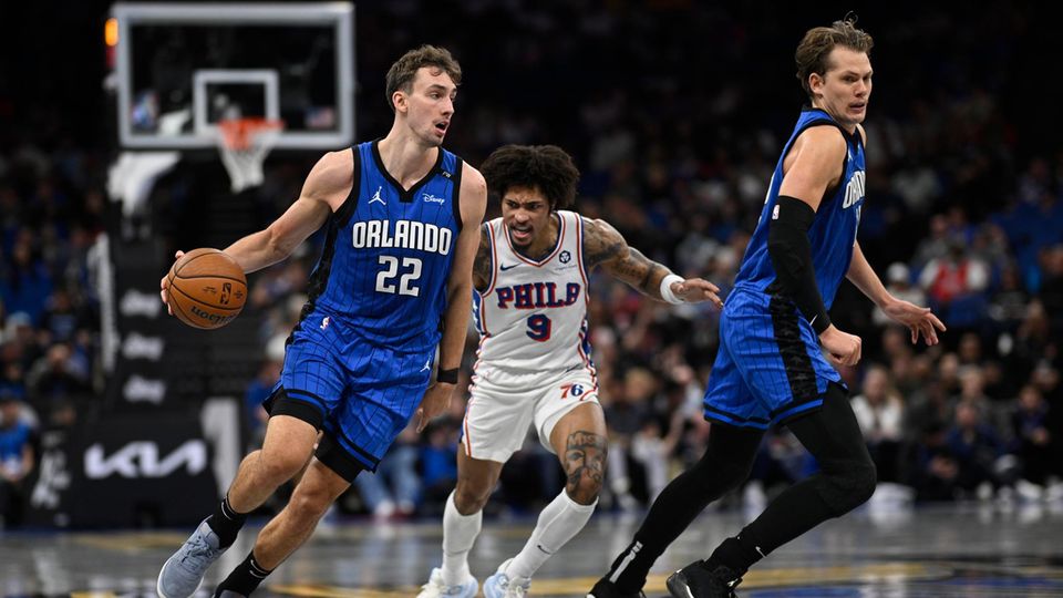 Moritz und Franz Wagner stehen in einem NBA-Spiel auf dem Platz