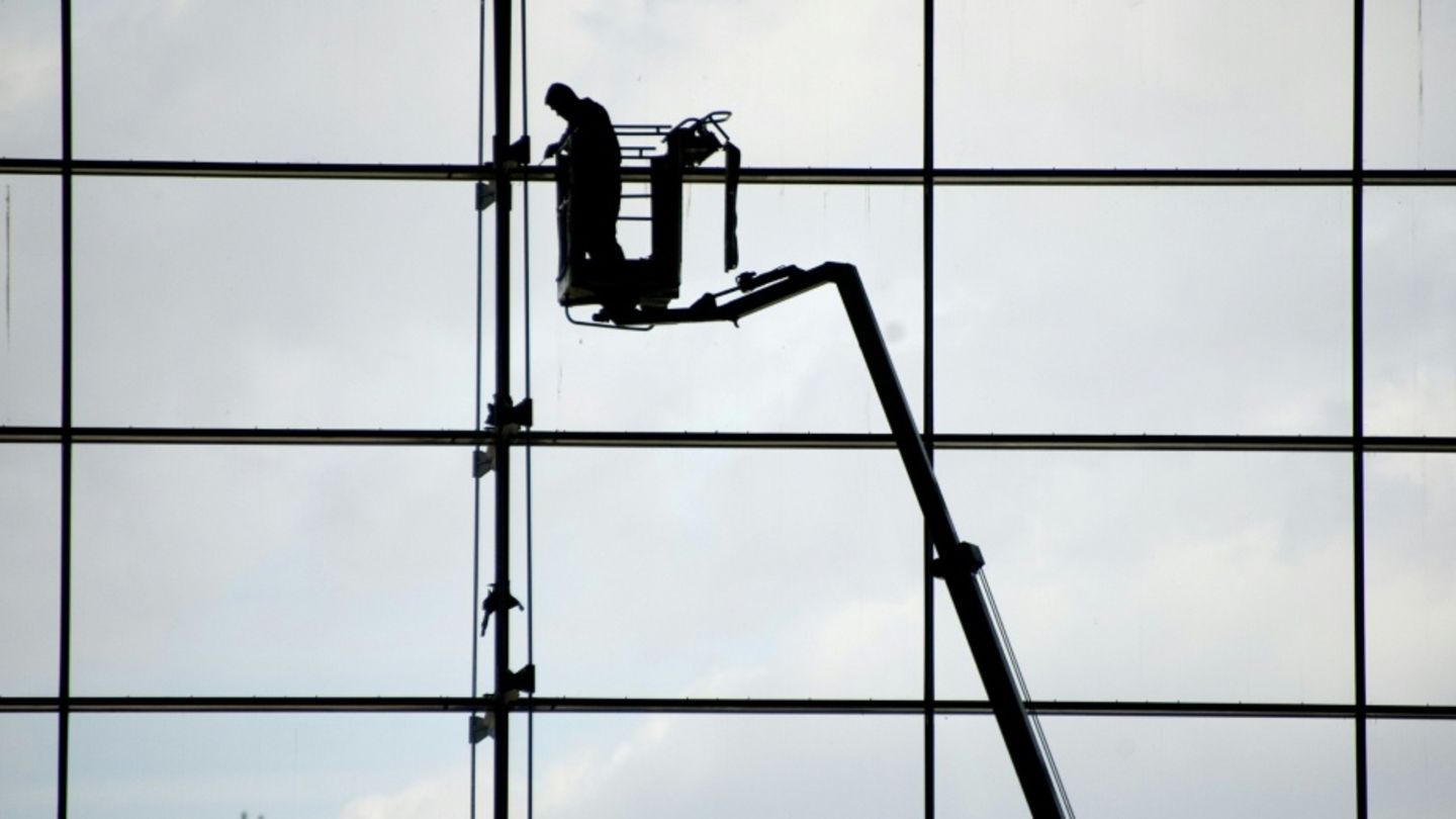 Silhouette eines Arbeiters auf einer Baustelle