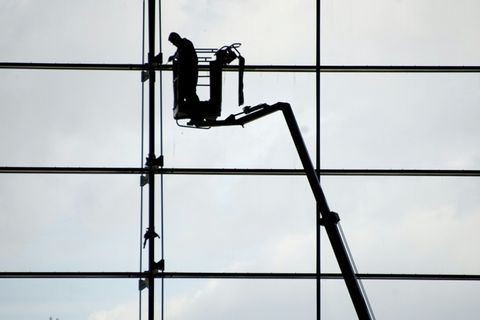 Silhouette eines Arbeiters auf einer Baustelle