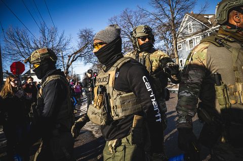 Vermummte ICE Agenten auf einer Wohnstraße in St. Petersburg, Florida, USA