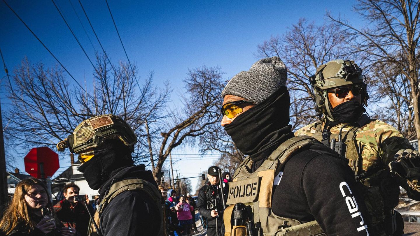 Vermummte ICE Agenten auf einer Wohnstraße in St. Petersburg, Florida, USA
