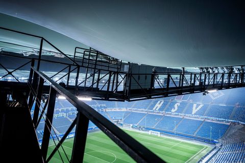 Durch Tauwasser infolge des starken Wintertreibens im Norden sind Beulen in der Dachmembran des Hamburger Volksparkstadions erke