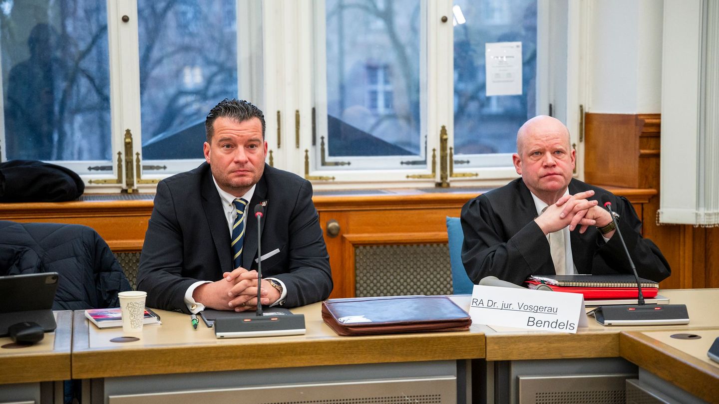 Der Angeklagte ließ sich durch drei Anwälte vertreten. Foto: Daniel Vogl/dpa