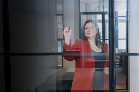 Daniela Patricia Stadler, Gründerin und Geschäftsführerin von DPS Transformation arbeitet mit Führungskräften in Krisen und High-stakes Situationen. 