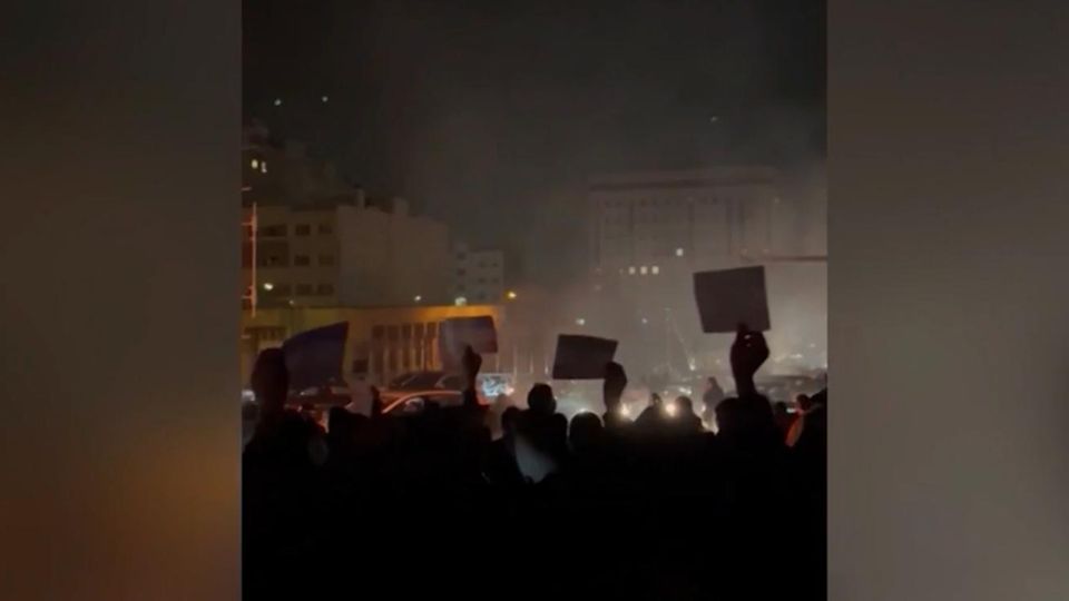 Diese Bilder aus dem Iran gelangen trotz Internet-Shutdown in die Welt