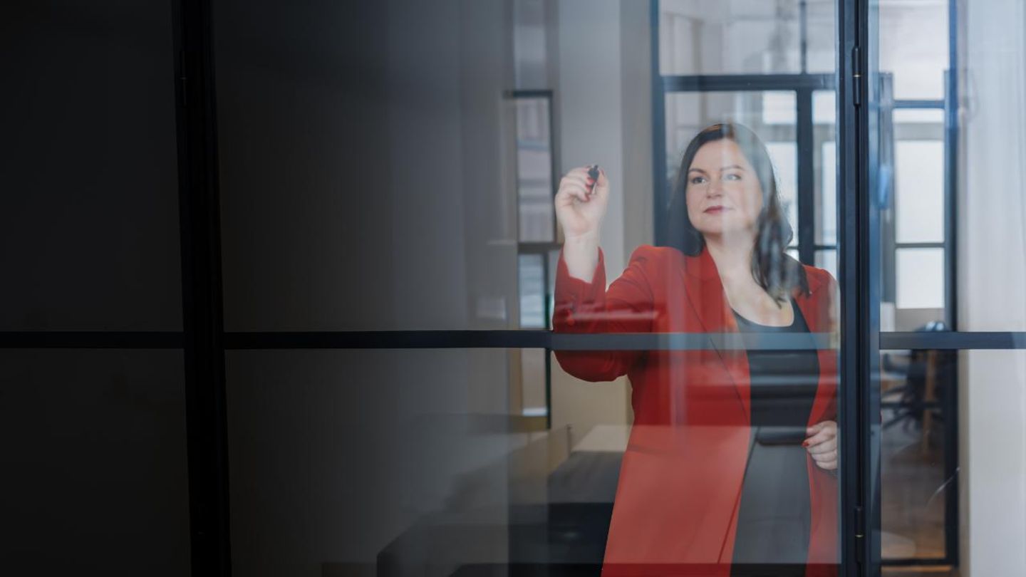 Daniela Patricia Stadler, Gründerin und Geschäftsführerin von DPS Transformation arbeitet mit Führungskräften in Krisen und High-stakes Situationen. 