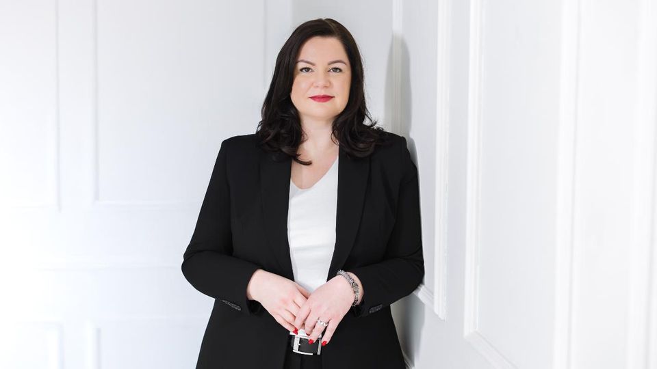 Daniela Patricia Stadler war selbst über 10 Jahre als Führungskraft in der Privatwirtschaft im internationalen Kontext tätig. 