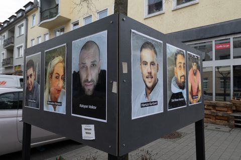 Der Hanauer Heumarkt war einer der beiden Tatorte. Fotos erinnern dort an die Opfer. (Archivbild) Foto: Boris Roessler/dpa