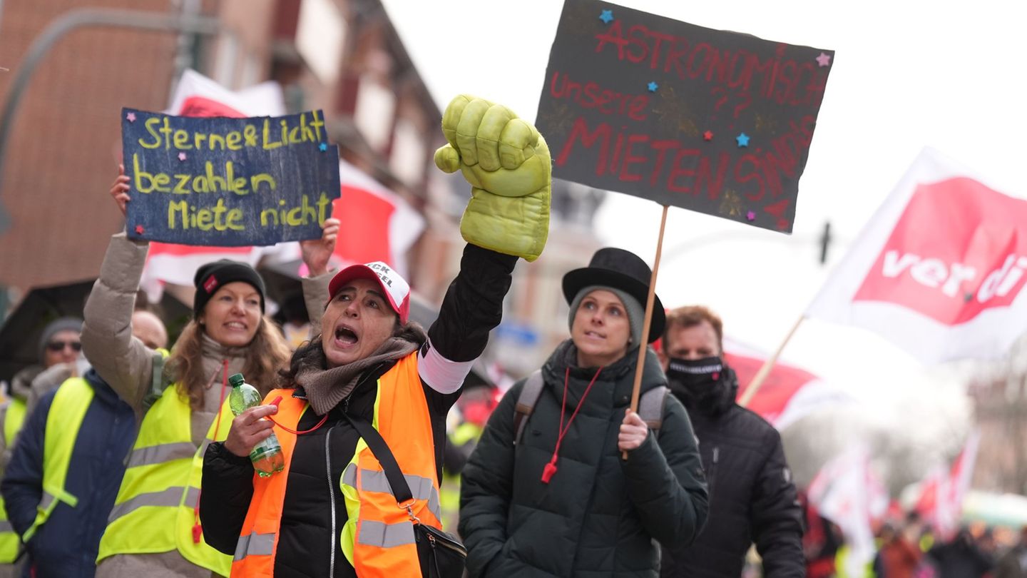 Teilnehmerinnen und Teilnehmer demonstrieren während des Warnstreiks auf dem Bahnhofsvorplatz in Bergedorf. Foto: Marcus Brandt/