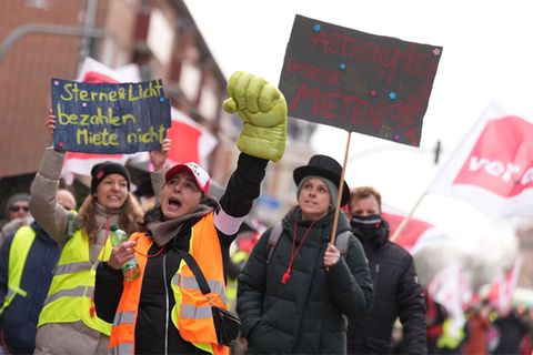 Teilnehmerinnen und Teilnehmer demonstrieren während des Warnstreiks auf dem Bahnhofsvorplatz in Bergedorf. Foto: Marcus Brandt/