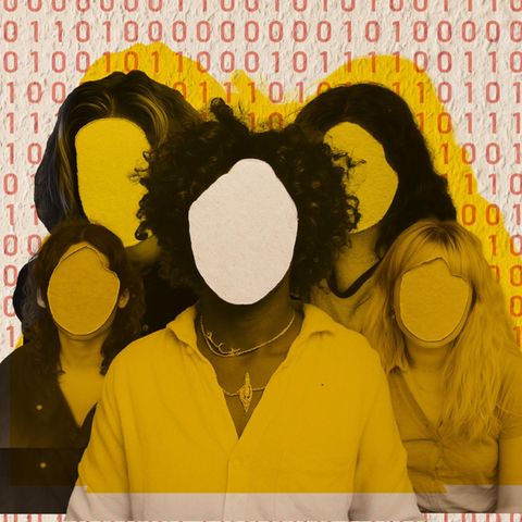 Montage aus KI-Portraits mit ausgeschnittenen Gesichtern, im Hintergrund Raufasertapete und Code-Zahlen