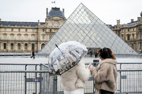 Besucher am Louvre-Museum