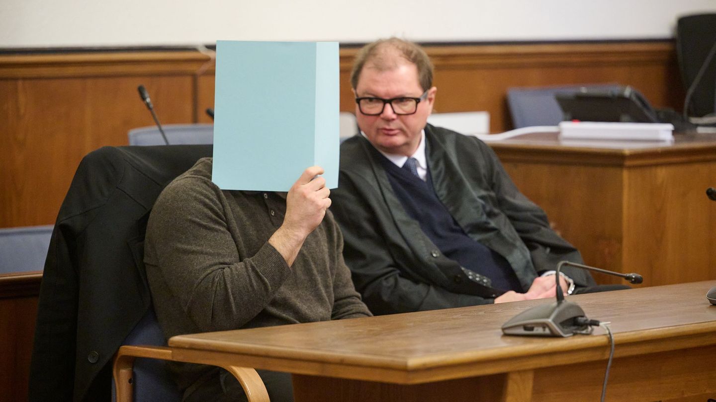 Die beiden Insassen des Fahrzeugs blieben unverletzt. Foto: Bernd Thissen/dpa