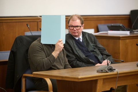 Die beiden Insassen des Fahrzeugs blieben unverletzt. Foto: Bernd Thissen/dpa