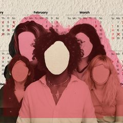 Montage aus KI-Portraits mit ausgeschnittenen Gesichtern, im Hintergrund Raufasertapete und ein Kalender aus 2024