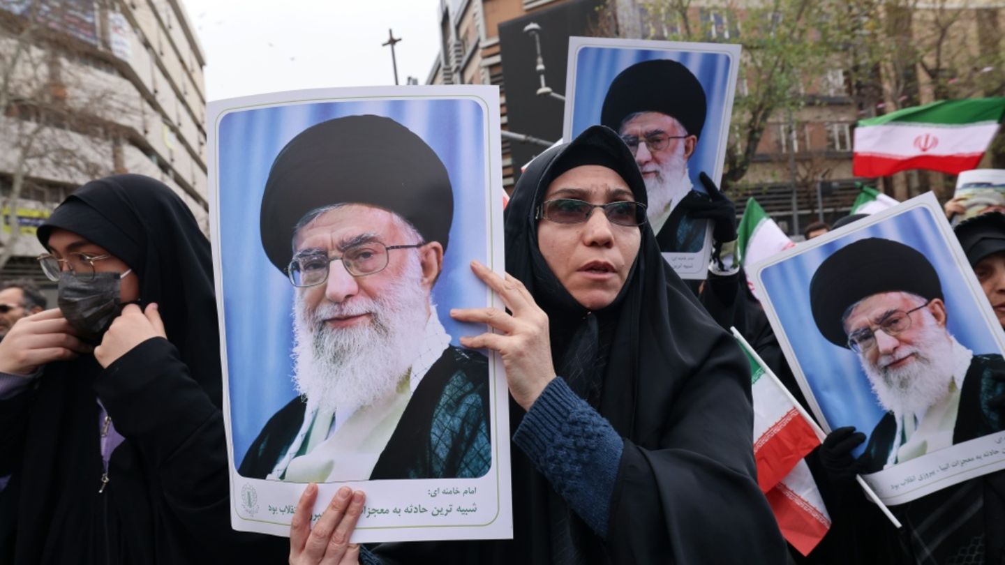 Kundgebung für getötete Sicherheitskräfte in Teheran