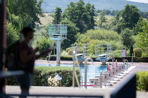 Nach der mutmaßlichen Belästigung mehrerer Mädchen im Freibad von Gelnhausen hat die Staatsanwaltschaft Hanau zwei Männer angekl