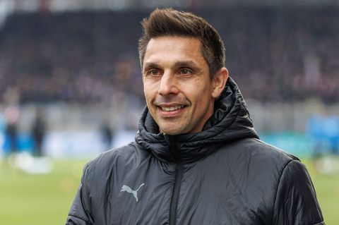 Holstein Kiels Trainer Marcel Rapp freut sich auf einen neuen Spieler. (Archivbild) Foto: Andreas Gora/dpa