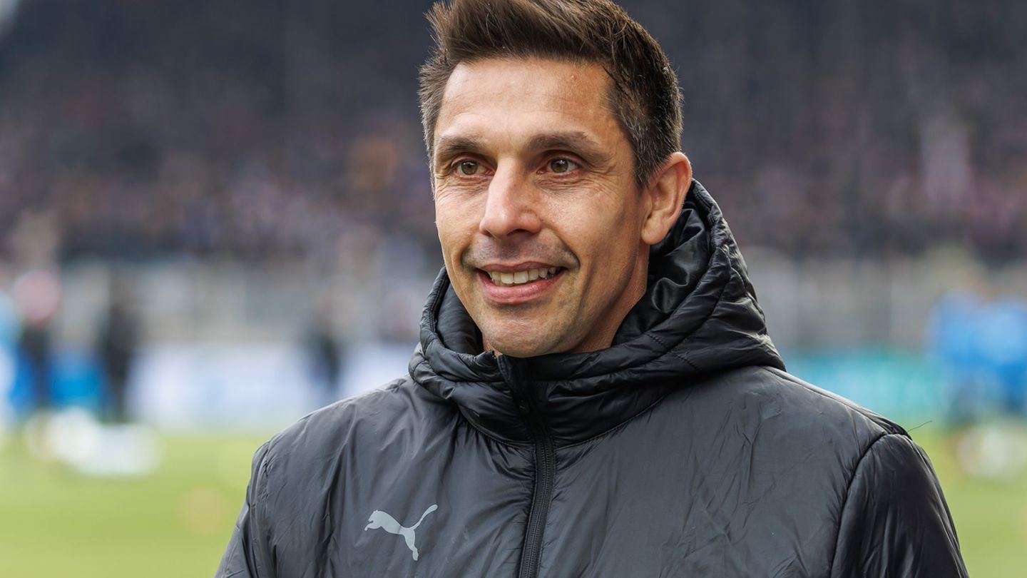 Holstein Kiels Trainer Marcel Rapp freut sich auf einen neuen Spieler. (Archivbild) Foto: Andreas Gora/dpa