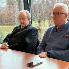 Guy Montavon (r), ehemaliger Generalintendant des Theaters Erfurt, geht vor dem Arbeitsgericht Erfurt gegen seine fristlose Künd