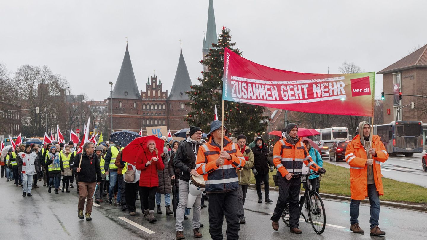 Verdi unterstreicht die Forderungen vor der nächsten Gesprächsrunde mit einem Warnstreik. Foto: Markus Scholz/dpa