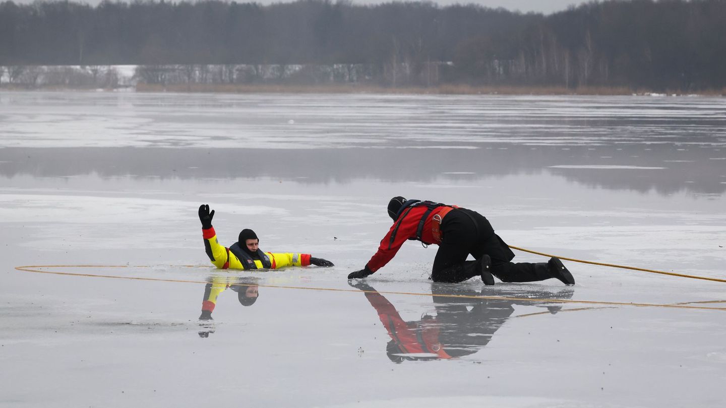 Die Hamburger Feuerwehr übt auf dem zugefrorenen Öjendorfer See die Rettung eines ins Eis eingebrochenen Menschen. Foto: Christi