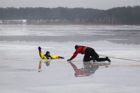 Die Hamburger Feuerwehr übt auf dem zugefrorenen Öjendorfer See die Rettung eines ins Eis eingebrochenen Menschen. Foto: Christi