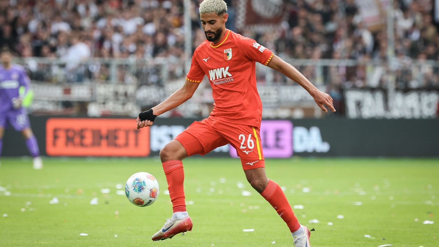 Elias Saad hat sich beim FC Augsburg nicht als die erhoffte Verstärkung erwiesen. (Archivbild) Foto: Christian Charisius/dpa