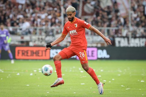 Elias Saad hat sich beim FC Augsburg nicht als die erhoffte Verstärkung erwiesen. (Archivbild) Foto: Christian Charisius/dpa