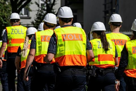 Einsatzkräfte des Zolls bei Razzia