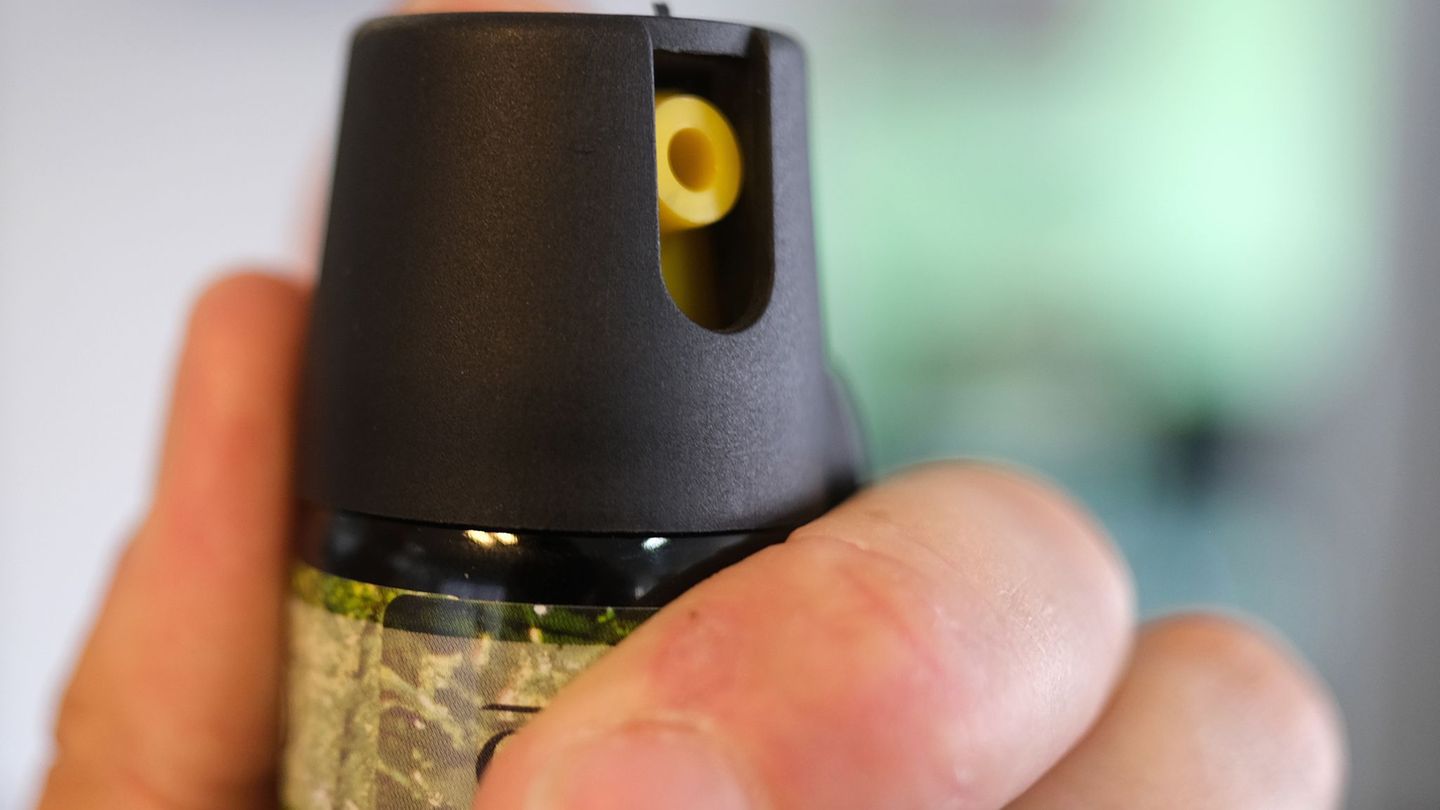 Das Pfefferspray soll ziellos in einem Gebäudetrakt versprüht worden sein. (Symbolbild) Foto: Bernd Weißbrod/dpa