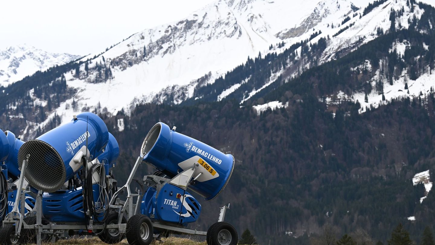 Staatliche Fördergelder für Schneekanonen? Die neue Förderrichtlinie in Bayern sieht das nicht mehr vor - zum Ärger von Wirtscha