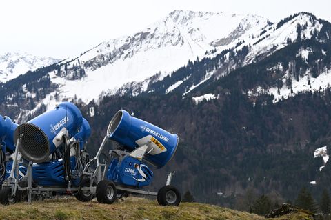 Staatliche Fördergelder für Schneekanonen? Die neue Förderrichtlinie in Bayern sieht das nicht mehr vor - zum Ärger von Wirtscha