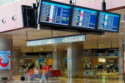 Ein 80-jähriger Tourist wollte mit seiner im Rollstuhl sitzenden Frau von Teneriffa in die Heimat fliegen. Aber in der Sicherhei