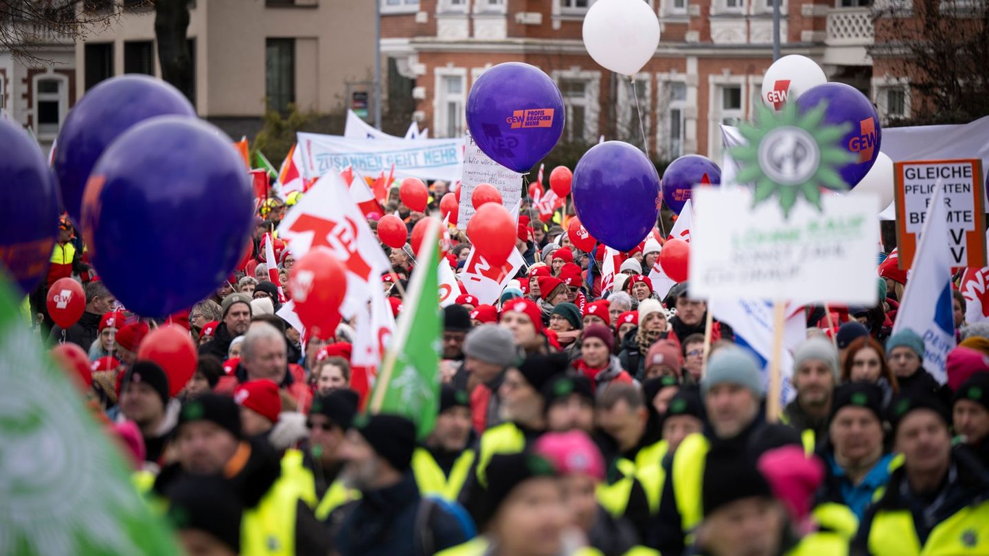 Demonstranten machen Druck auf der Straße. Foto: Philip Dulian/dpa
