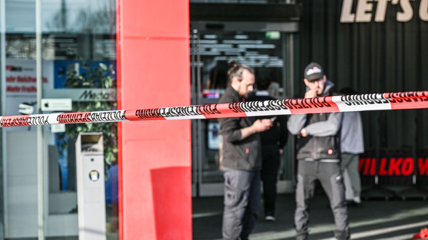 Zwei Mitarbeiter werden bei einem Messerangriff in einem Einkaufszentrum verletzt. Foto: Jason Tschepljakow/dpa