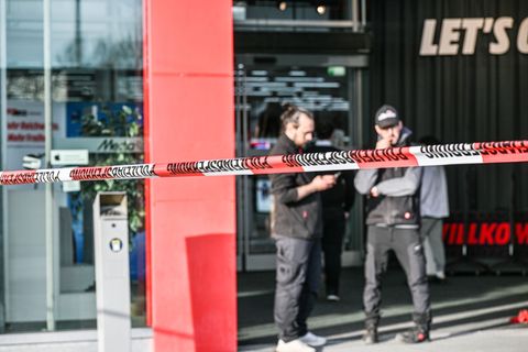 Zwei Mitarbeiter werden bei einem Messerangriff in einem Einkaufszentrum verletzt. Foto: Jason Tschepljakow/dpa