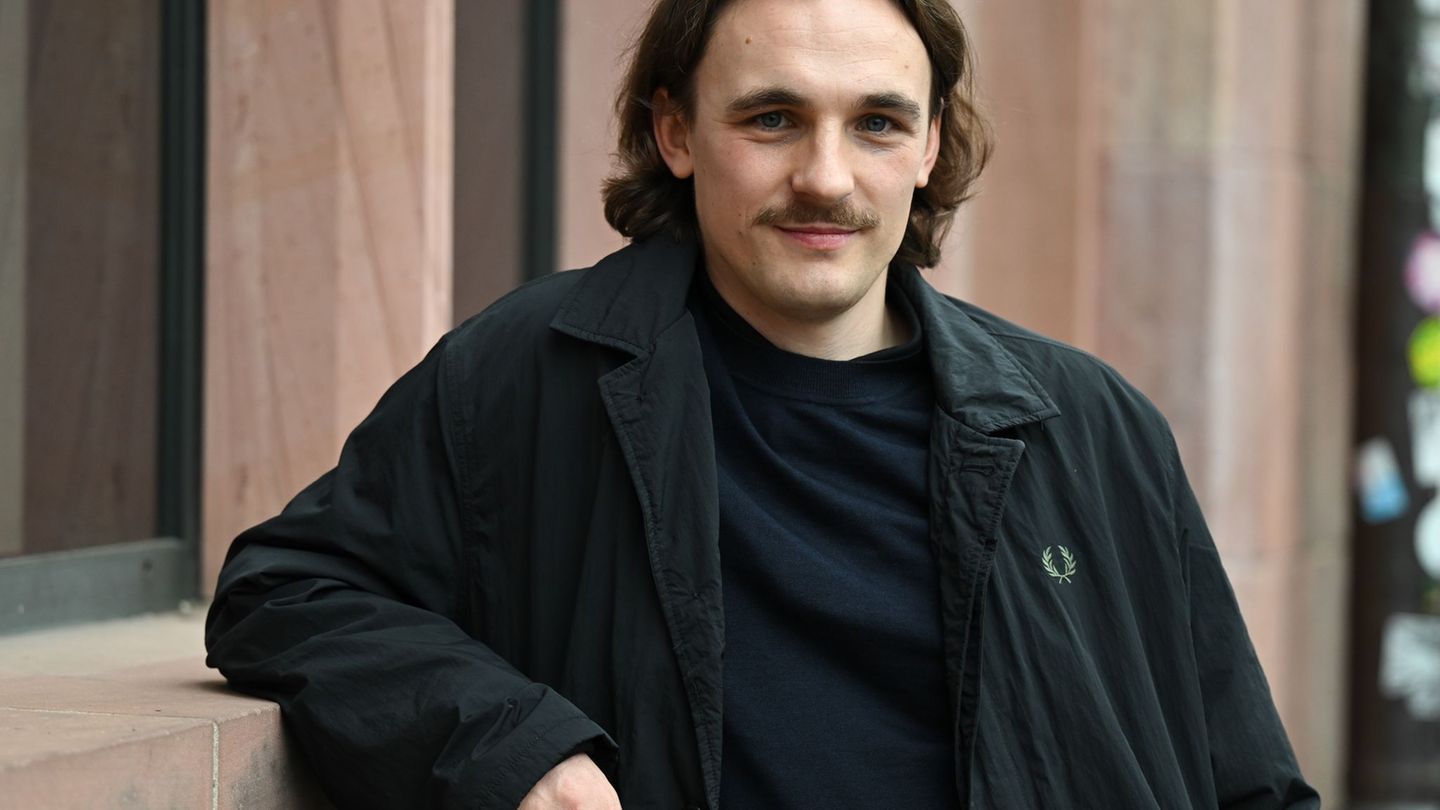 Kaleb Erdmanns Stück wird nun in Karlsruhe uraufgeführt. (Archivbild) Foto: Arne Dedert/dpa