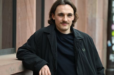 Kaleb Erdmanns Stück wird nun in Karlsruhe uraufgeführt. (Archivbild) Foto: Arne Dedert/dpa