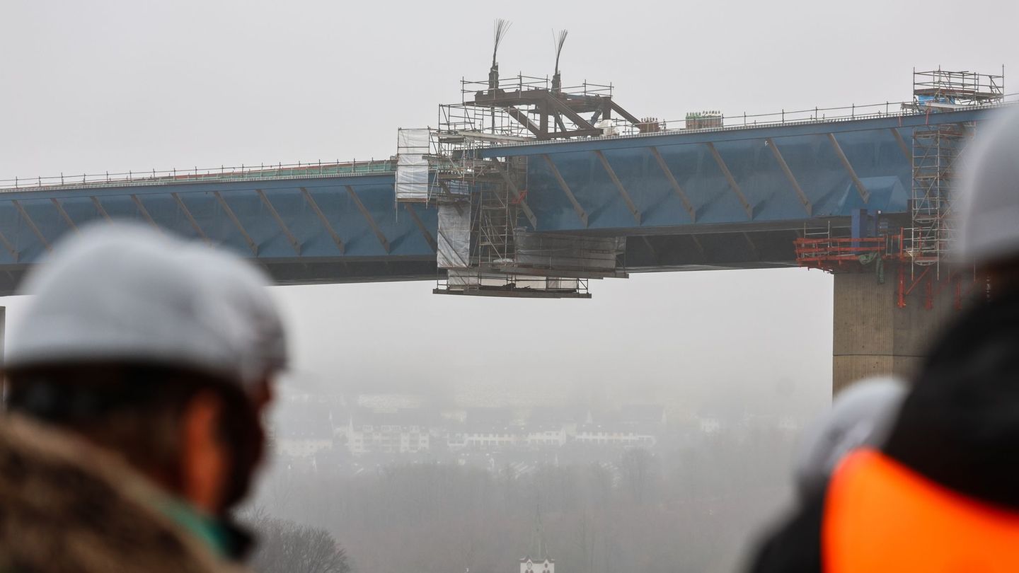 Mit der Verbindung des Stahlüberbaus beim noch nicht fertig gestellten Brückenteil ist beim Bau der Rahmedetalbrücke ein weitere