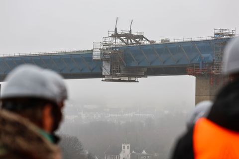 Mit der Verbindung des Stahlüberbaus beim noch nicht fertig gestellten Brückenteil ist beim Bau der Rahmedetalbrücke ein weitere