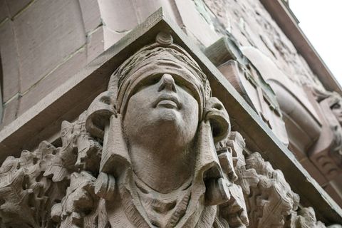 Ein Mann stirbt unerwartet im Amtsgericht Oldenburg. Eine Skulptur der Justitia hängt an einer Säule an dessen Eingang. (Symbolb