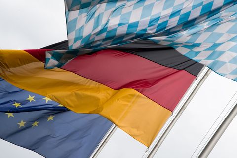 Alle drei Hymnen will Söder künftig bei Zeugnisverleihungen singen lassen. (Symbolbild) Foto: picture alliance / Peter Kneffel/d