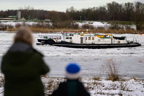 Auch an den Ufern liegt teilweise noch Schnee. Foto: Philipp Schulze/dpa