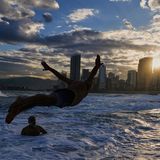 Beirut, Libanon. In der libanesischen Hauptstadt haben sie auch einen Sinn für kühle Bäder während des Sonnenaufgangs. Diese beiden Männer scheinen das erfrischende Bad im Mittelmeer vor der Skyline der Stadt zu genießen. Aktuell beträgt die Wassertemperatur dort zehn Grad Celsius   
