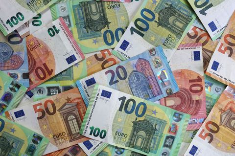 Mehr als eine Million Euro sollen Bankmitarbeiter ergaunert haben. (Symbolbild) Foto: Karl-Josef Hildenbrand/dpa