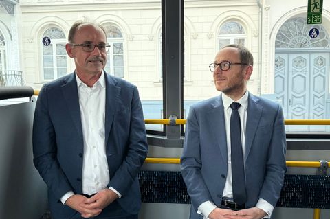 Verkehrsminister Wolfgang Blank (parteilos, l) und Ecovista-Geschäftsführer Michael Bader zeigen sich zufrieden. Foto: Helena Do