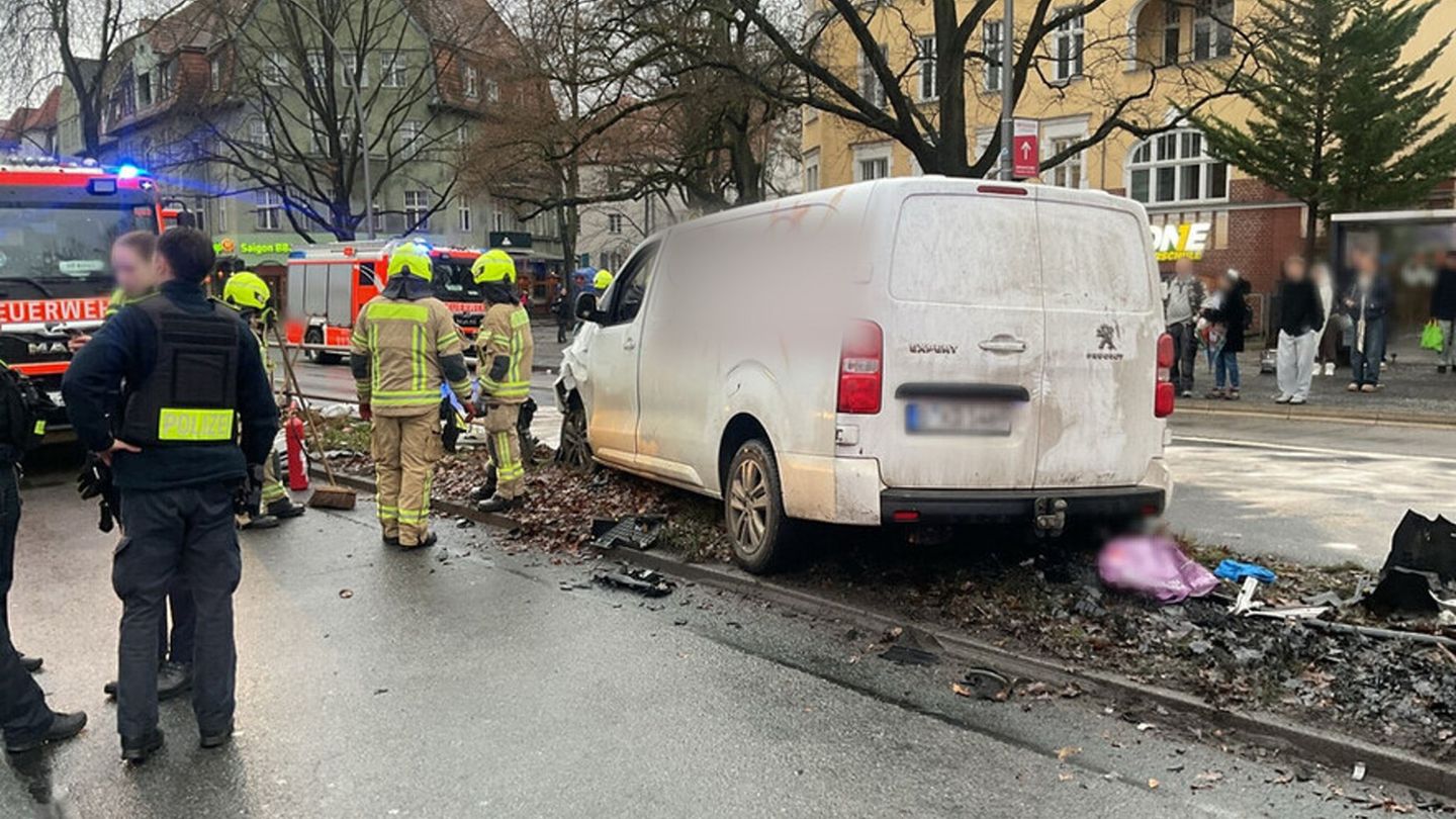 Kameraden der Feuerwehr müssen eine Person aus ihrem Fahrzeug befreien. Foto: --/Feuerwehr Berlin/dpa